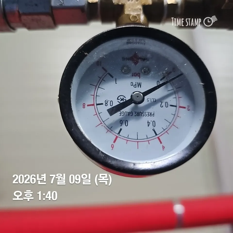 포소화설비 배관에 달린 압력계 바늘이 눈금을 가리키는 모습
